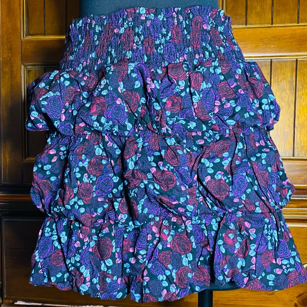 By Guess Mini skirt floral nice color